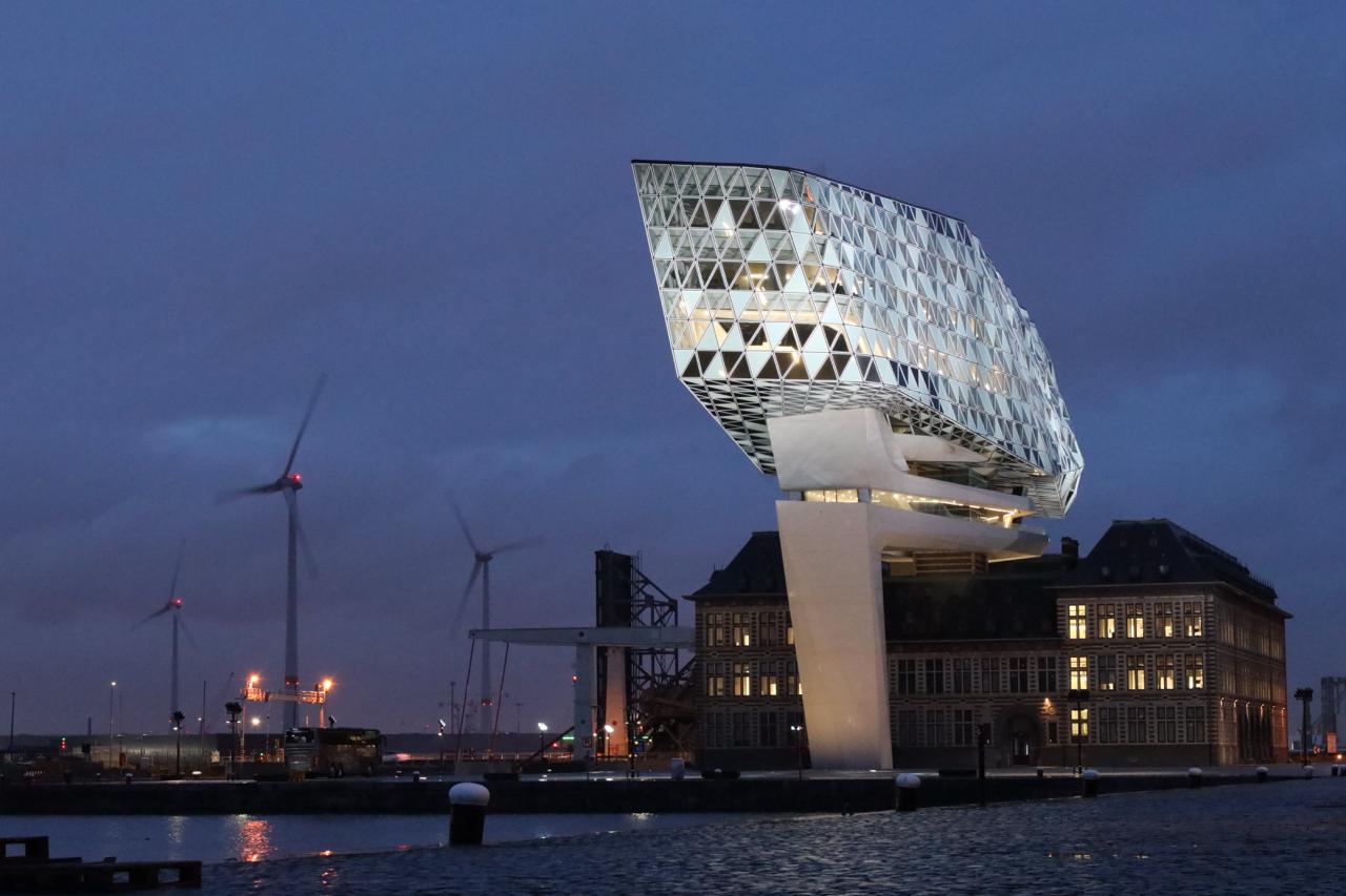 Het Havenhuis van Zaha Hadid bij avondlicht