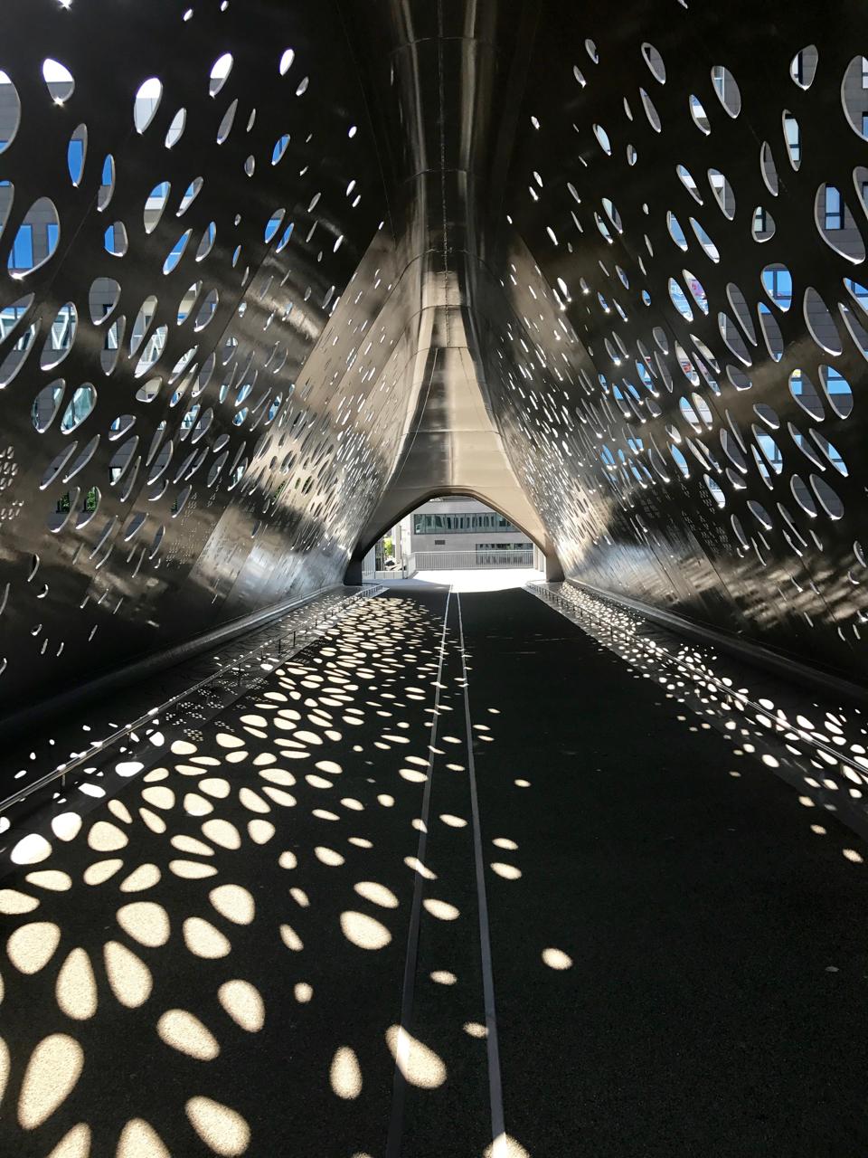De Parkbrug — een geperforeerde stalen loopbrug